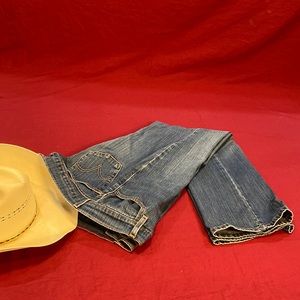 🛝⬇️ Levi’s size 10 medium relax cut boot faded blue jeans. Hat not included.